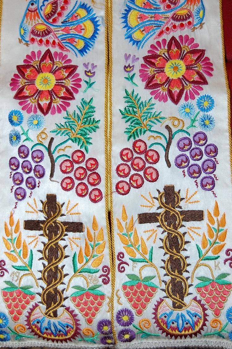 Detail vyšívanej štóly s monogramom a rokom vzniku